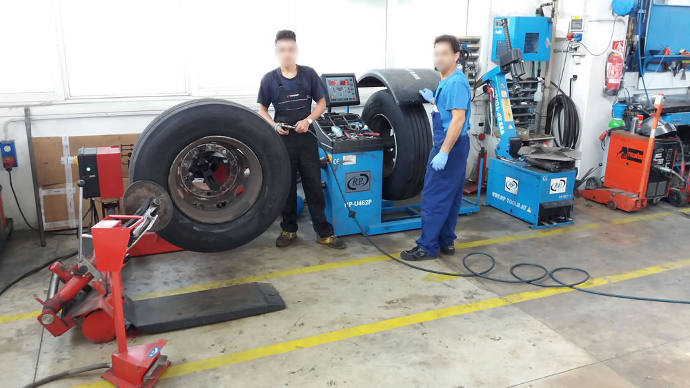 Gommista: officina meccanica personale dell'autonoleggio Rimini