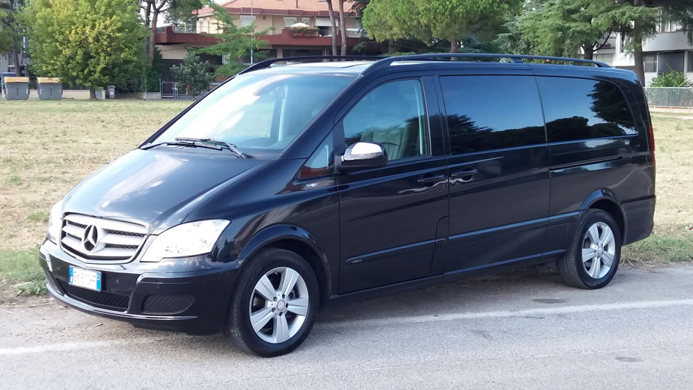 Noleggio Minibus: minibus Mercedes Viano in autonoleggio Rimini