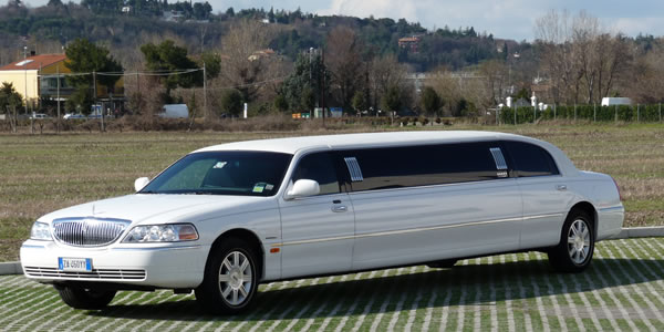 weiße Lincoln Limousine