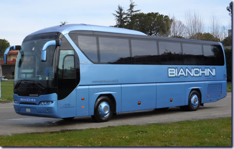 Pullman a noleggio: Noleggio Pullman Neoplan azzurro in autonoleggio Rimini